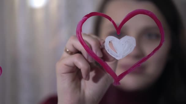 Belle fille peint un coeur sur verre — Video