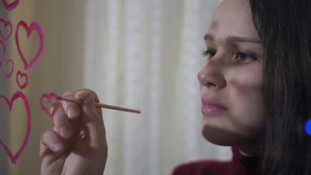 아름다운 아가씨가 유리에 마음을 그려 주네 — 비디오