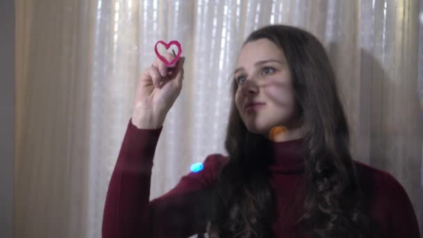 Belle fille peint un coeur sur verre — Video