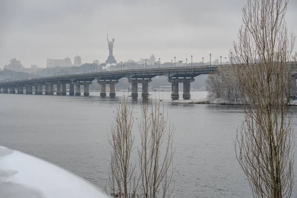 Orthodoxen Baum russische Kirche mit Schnee bedeckt. Holzkirche vor Weihnachten — Stockfoto