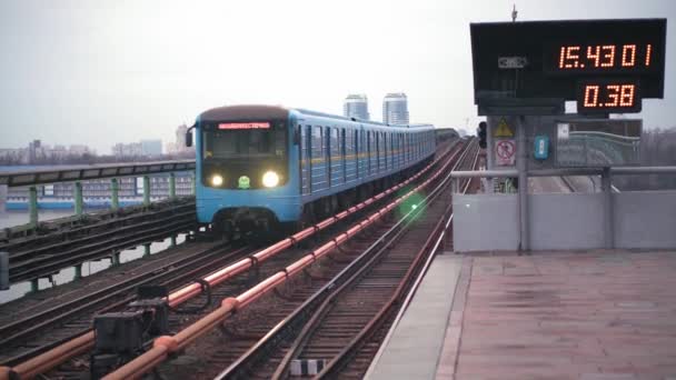 Le métro bleu arrive à la station au sol sur le pont traversant le large fleuve Dniepr à Kiev . — Video