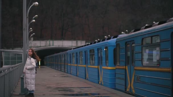 O trem azul do metrô deixa a estação terrestre na ponte através do amplo rio Dnieper em Kiev . — Vídeo de Stock
