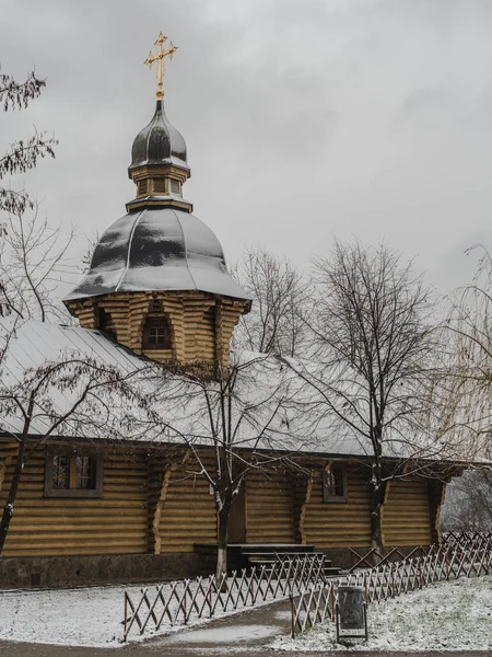 Русская православная церковь, покрытая снегом. Деревянная церковь перед Рождеством — стоковое фото