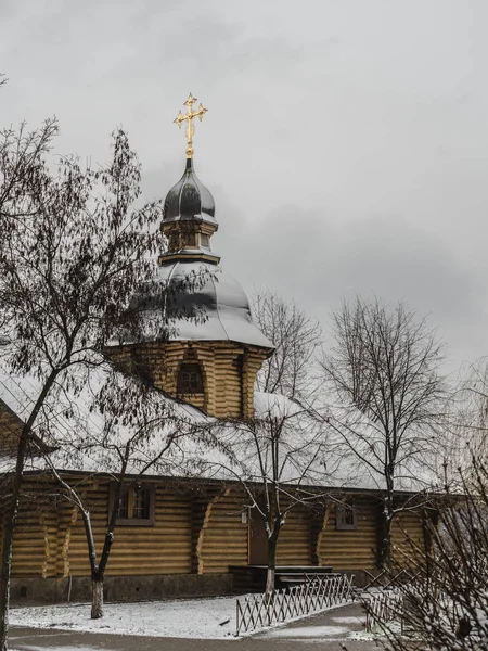 Русская православная церковь, покрытая снегом. Деревянная церковь перед Рождеством — стоковое фото