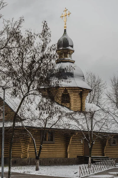 Русская православная церковь, покрытая снегом. Деревянная церковь перед Рождеством — стоковое фото