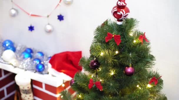 Bambino e incinta mamma appendere rosso palla giocattolo sull'albero di Natale. concetto di infanzia felice. bambino e madre decorano l'albero con palle di Natale. bambino piccolo e un genitore stanno giocando vicino all'albero di Natale. — Video Stock