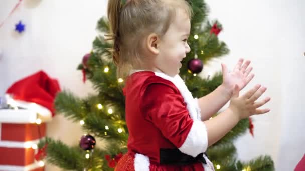 Bebé y embarazada mamá colgar juguete bola roja en el árbol de Navidad. concepto de infancia feliz. niño y madre decoran el árbol con bolas de Navidad. niño pequeño y un padre están jugando junto al árbol de Navidad . — Vídeo de stock