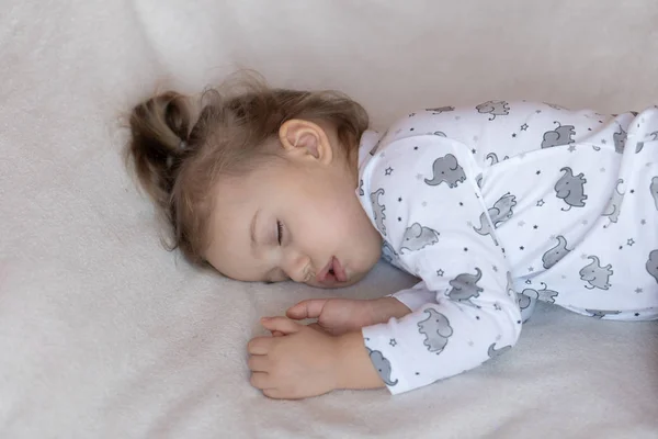 Above view of little girl in bed. — Stock Photo, Image