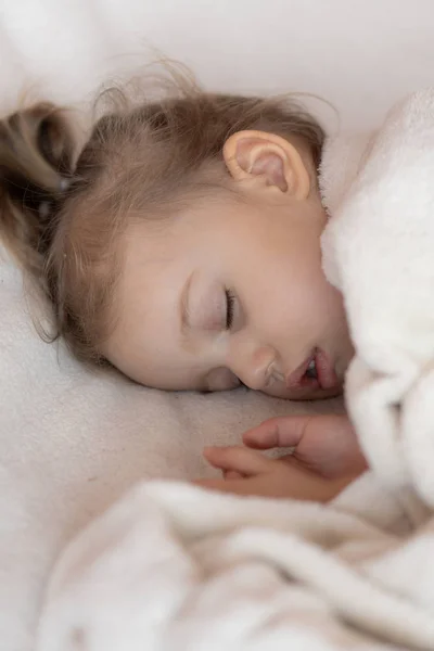Küçük kız yatakta görünümünü yukarıda. — Stok fotoğraf