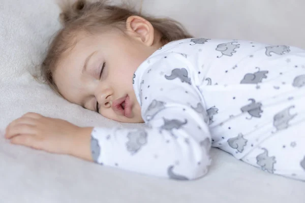 Vista superior de la niña en la cama . — Foto de Stock