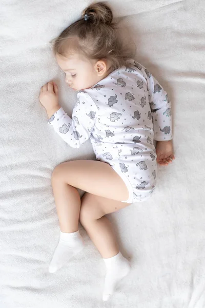 Über Ansicht des kleinen Mädchens im Bett. — Stockfoto