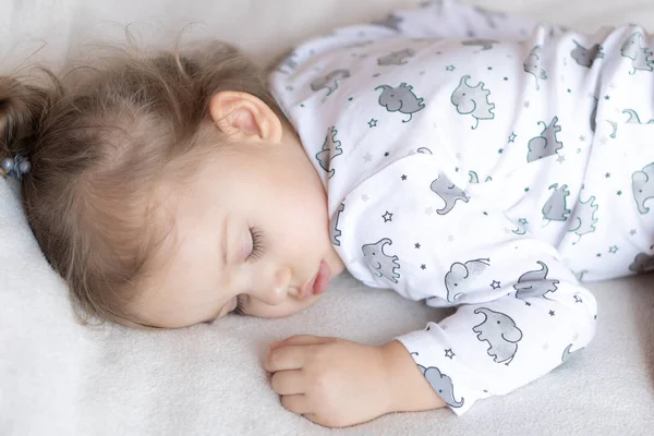 Boven weergave van meisje in bed. — Stockfoto