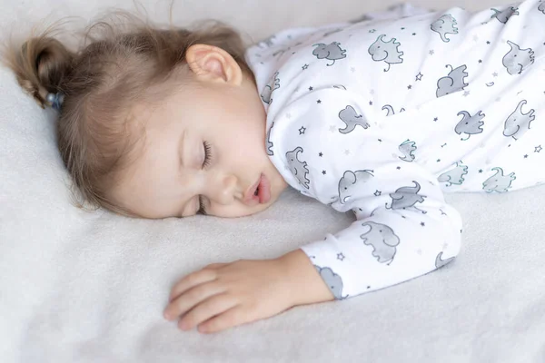 Vista superior de la niña en la cama . — Foto de Stock