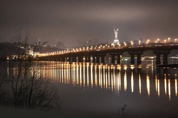 Nachtbrücke. Nachtlandschaft. die Kiewer Brücke von paton. — Stockfoto