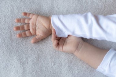 çocuğun annesi bir yastık üzerinde bir el el.