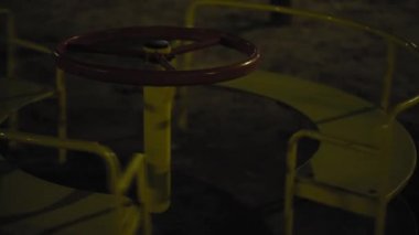 Atlıkarınca geceleri ıssız bir parktaki oyun parkında dönüyor. Karanlıkta at sürüyor. Kasvetli bir parkta salıncağın yakın çekimi. Geceleri terk edilmiş oyun parkı. Yavaşça sallan..