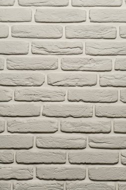 Yukarıdan bir lamba ile aydınlatılmış, sıcak bir gölgeden oluşan beyaz tuğla bir duvar. Beyaz tuğla duvar, arka plan kadar mükemmel, kare fotoğraf. Tuğla arka plan sıcak gölgeli beyaz.