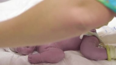 Doğumdan sonra doğan bebek hayatın ilk dakikalarında ağlar. Dişi eller, doğumdan hemen sonra ağlayan bir bebeğin göbeğini tedavi eder..