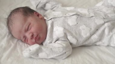 Sabit plana göre, yeni doğanlar için camdan bir yatakta yeni doğmuş bir bebek uyanır ve hayatın ilk günlerinde yüzünü buruşturur. Yeni doğmuş bir bebek bir rüyada yüzünü buruşturur. Hayatın ilk dakikalarında yenidoğan