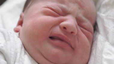 İlk günlerinde uyanıp gözlerini açan yeni doğmuş bir bebeğin yüzünü kapatıyoruz. Yeni doğmuş bir bebek bir rüyada yüzünü buruşturur. Hayatın ilk dakikalarında yenidoğan.