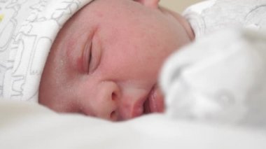 İlk günlerinde uyanıp gözlerini açan yeni doğmuş bir bebeğin yüzünü kapatıyoruz. Yeni doğmuş bir bebek bir rüyada yüzünü buruşturur. Hayatın ilk dakikalarında yenidoğan.