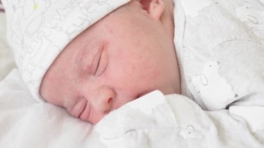 İlk günlerinde uyanıp gözlerini açan yeni doğmuş bir bebeğin yüzünü kapatıyoruz. Yeni doğmuş bir bebek bir rüyada yüzünü buruşturur. Hayatın ilk dakikalarında yenidoğan.