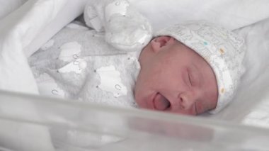 Sabit plana göre, yeni doğanlar için camdan bir yatakta yeni doğmuş bir bebek uyanır ve hayatın ilk günlerinde yüzünü buruşturur. Yeni doğmuş bir bebek bir rüyada yüzünü buruşturur. Hayatın ilk dakikalarında yenidoğan