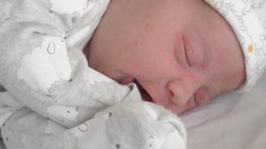 Sabit plana göre, yeni doğanlar için camdan bir yatakta yeni doğmuş bir bebek uyanır ve hayatın ilk günlerinde yüzünü buruşturur. Yeni doğmuş bir bebek bir rüyada yüzünü buruşturur. Hayatın ilk dakikalarında yenidoğan