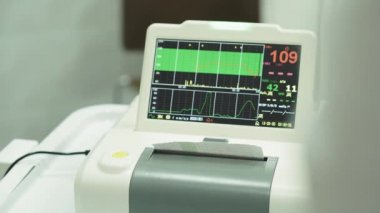 EKG monitörü kardiyograf. Rahimdeki bebeğin kalp atışlarının ölçümü sırasında kardiyograf görüntüsü. Doğumdan önce bebeğin kalp atışlarının kardiyografla ölçülmesi.