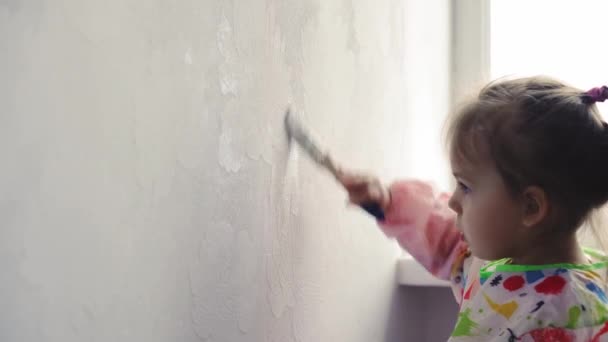 보수, 개조, 집, 가족, 어린 시절, 아버지 역할, 자립심, 격리 개념 - 롤러코스터를 가지고 노는 세 살난 여자 아이, 아파트 흰색 페인트를칠 하는 모습. — 비디오
