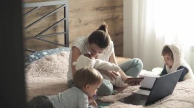 annelik, büyük aileler, süper anne, çocukluk, aile, tele çalışma, kendini izole etme, teknoloji konsepti - dizüstü bilgisayarlı, telefonlu, tabletli, not defterli, defterli küçük çocuklu genç büyük anne