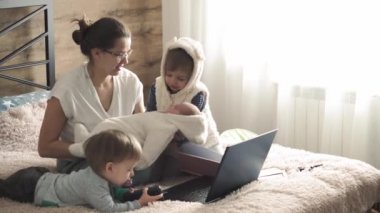 annelik, büyük aileler, süper anne, çocukluk, aile, tele çalışma, kendini izole etme, teknoloji konsepti - dizüstü bilgisayarlı, telefonlu, tabletli, not defterli, defterli küçük çocuklu genç büyük anne
