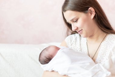 annelik, çocukluk, çocukluk, aile, bakım, ilaç, uyku, sağlık, annelik konsepti - beze sarılmış anne portresi beyaz arka plan, metin için yer, yakın çekim, yumuşak odaklanma