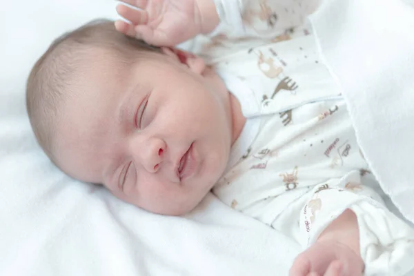 Petite enfance, enfance, famille, soins, médecine, sommeil, concept de santé portrait du nouveau-né enveloppé dans une couche, fond blanc, copie spase, maquette, gros plan, culture, mise au point douce, vue du dessus, d'en haut . — Photo