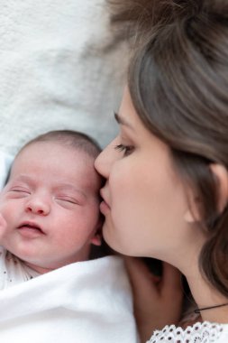 annelik, çocukluk, çocukluk, aile, bakım, ilaç, uyku, sağlık, annelik konsepti - beze sarılmış anne portresi beyaz arka plan, metin için yer, yakın çekim, yumuşak odaklanma