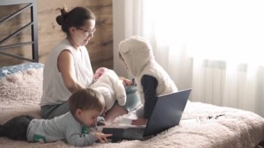annelik, büyük aileler, süper anne, çocukluk, aile, tele çalışma, kendini izole etme, teknoloji konsepti - dizüstü bilgisayarlı, telefonlu, tabletli, not defterli, defterli küçük çocuklu genç büyük anne