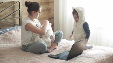 annelik, büyük aileler, süper anne, çocukluk, aile, tele çalışma, kendini izole etme, teknoloji konsepti - dizüstü bilgisayarlı, telefonlu, tabletli, not defterli, defterli küçük çocuklu genç büyük anne.
