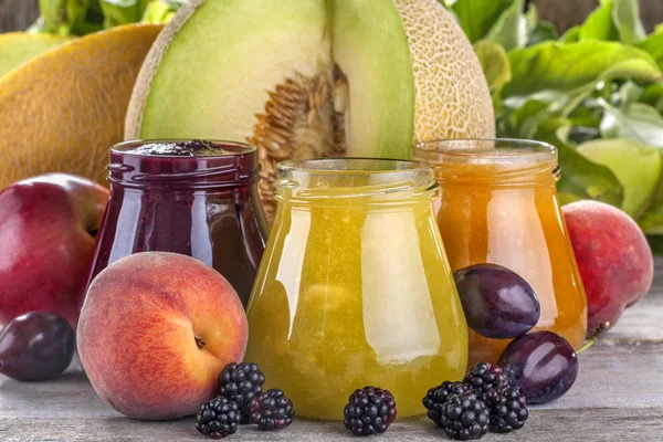 Verfrissende smoothies van gezonde vruchten — Stockfoto