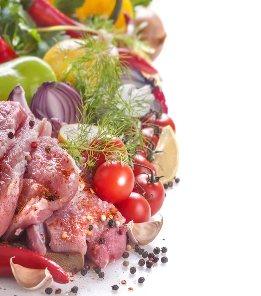 Frisches Fleisch Mit Gemüse Auf Weißem Hintergrund — Stockfoto