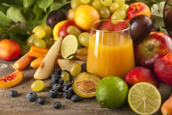 Hälsosam Ekologisk Färsk Multivitaminfruktsaft Med Säsongens Frukt Dekoration Rustikt Träbord — Stockfoto
