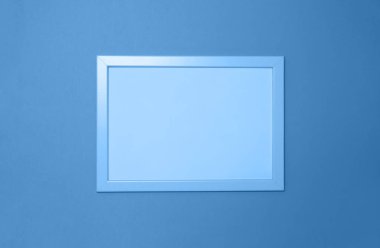 Klasik mavi renkte arkaplanda boş bir fotofram. Uzayı metin için kopyala. Yatay olarak. 2020 yılının rengi konsepti, maket için hasat. Üst Manzara. Asgari biçim kavramı