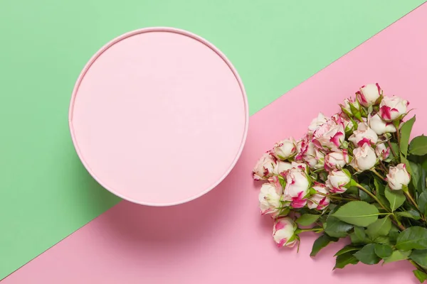 Pembe yuvarlak hediye kutusu, pastel renkli iki renkli arka plan pembe ve yeşil gül buketi, fotokopi alanı, düz yatak. 8 Mart, 14 Şubat, Sevgililer Günü, Anneler, Kadınlar Günü Kutlama Konsepti