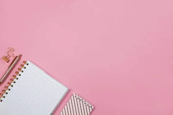 Moderne Vrouwelijke Werkruimte Bovenaanzicht Notitieboekjes Pen Klem Roze Ondergrond Kopieerruimte — Stockfoto