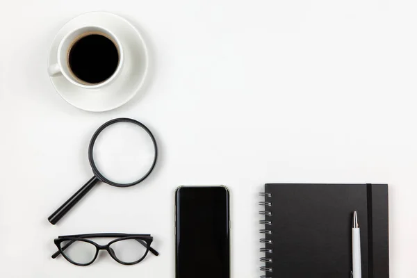 Moderne Unisex Werkruimte Bovenaanzicht Notitieblok Pen Koffie Smartphone Vergrootglas Bril — Stockfoto