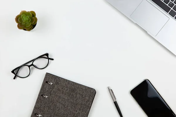 Moderne Unisex Werkruimte Bovenaanzicht Kladblok Pen Cactus Smartphone Bril Witte — Stockfoto