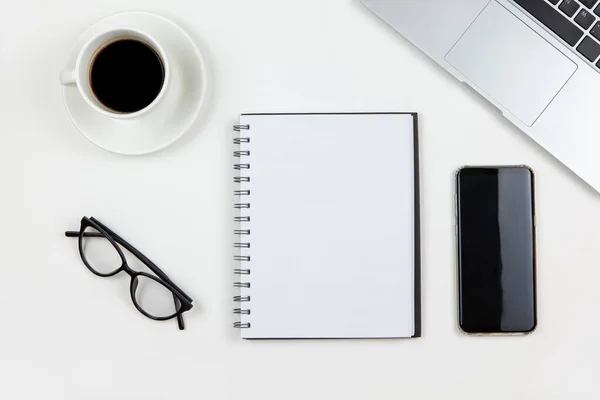 Moderne Werkruimte Bovenaanzicht Laptop Koffie Notebook Smartphone Bril Witte Achtergrond — Stockfoto