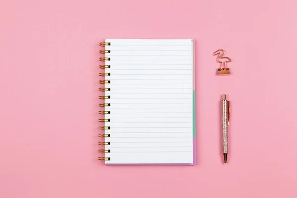 Moderne Vrouwelijke Werkruimte Bovenaanzicht Notitieboekjes Pen Klemmen Roze Ondergrond Kopieerruimte — Stockfoto
