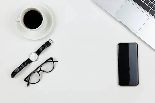 Moderne Werkruimte Bovenaanzicht Laptop Koffie Polshorloge Smartphone Bril Witte Achtergrond — Stockfoto