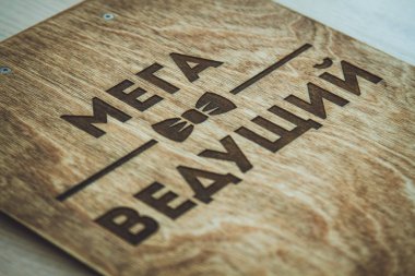 Ahşap tablet ve önde gelen ahşap bir yastığı şık logo. 