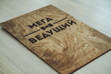 Ahşap tablet ve önde gelen ahşap bir yastığı şık logo. 